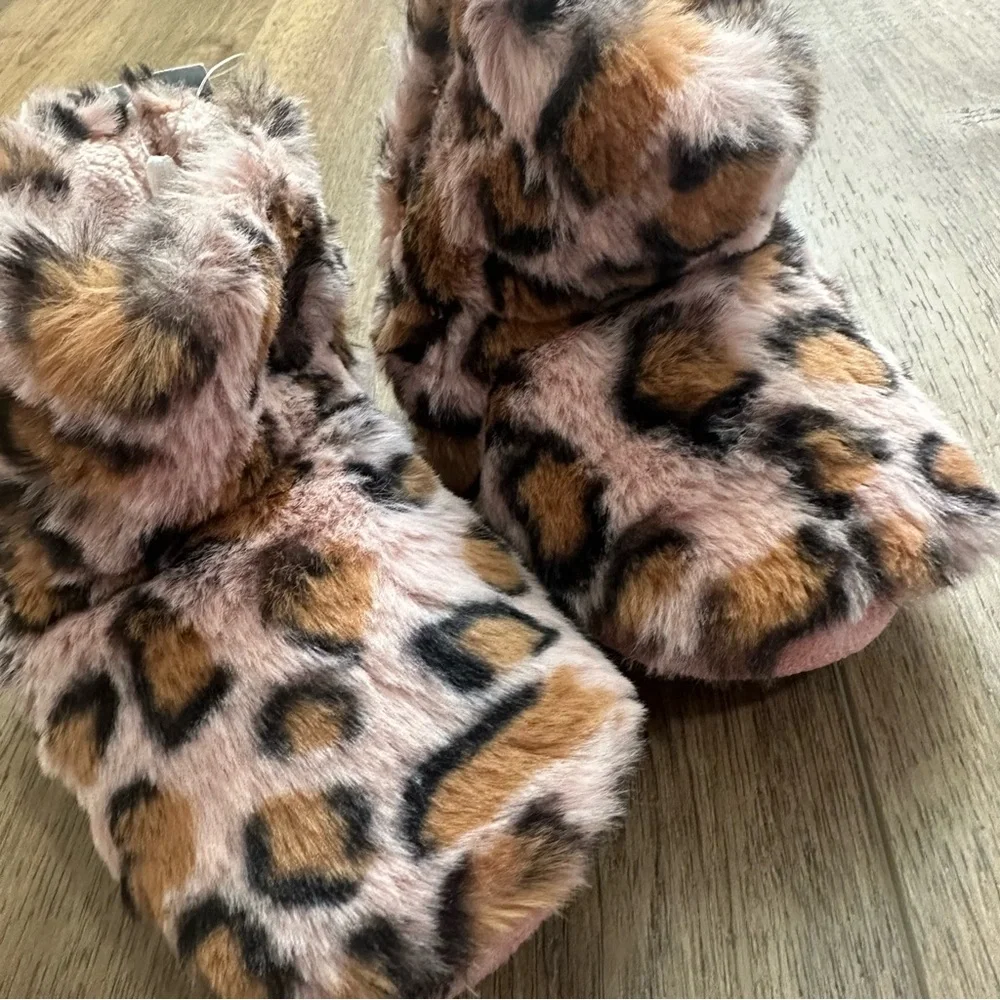 NWT!! Cat & Jack Leopard Print Kids Slippers, Pink Dallas Style, Non-Slip, S 5/6